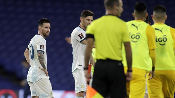 BUENOS AIRES, ARGENTINA - NOVEMBER 12: Lionel Messi of Argentina looks dejected after a match between Argentina and Paraguay as part of South American Qualifiers for Qatar 2022 at Estadio Alberto J. Armando on November 12, 2020 in Buenos Aires, Argentina. (Photo by Juan I. Roncoroni-Pool/Getty Images)