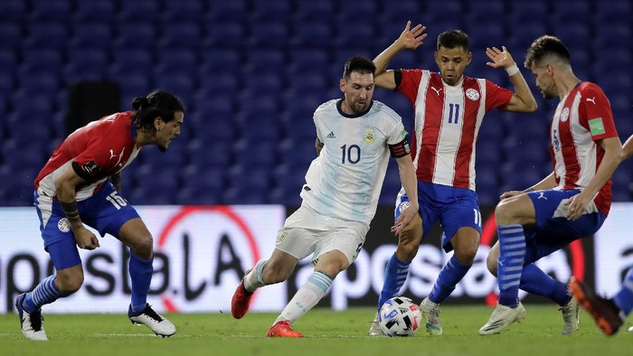 BUENOS AIRES, ARGENTINA - NOVEMBER 12: Lionel Messi of Argentina fights for the ball with Ángel Romero of Paraguay during a match between Argentina and Paraguay as part of South American Qualifiers for Qatar 2022 at Estadio Alberto J. Armando on November 12, 2020 in Buenos Aires, Argentina. (Photo by Juan I. Roncoroni-Pool/Getty Images)