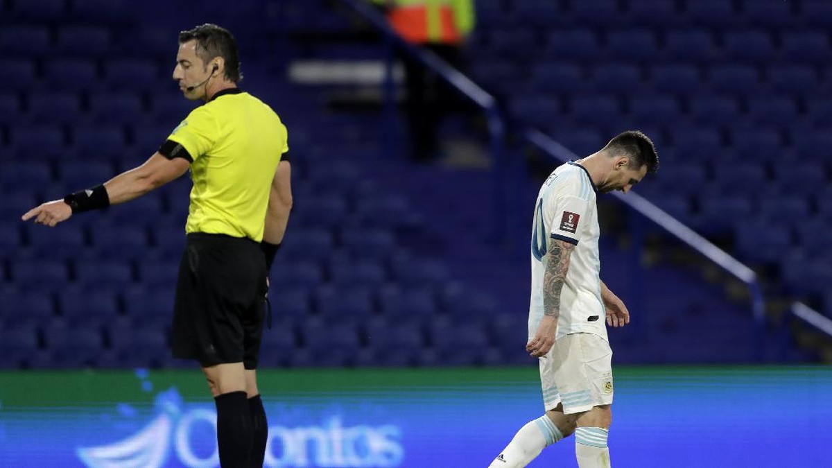 Lionel Messi mengumpat ke wasit selepas Argentina seri lawan Paraguay. (Foto: Getty Images/Pool)
