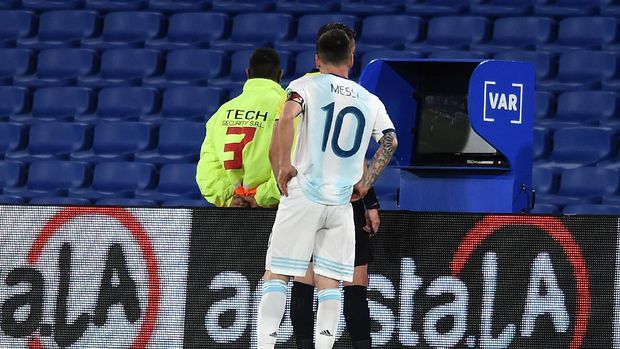 BUENOS AIRES, ARGENTINA - NOVEMBER 12: Lionel Messi of Argentina looks on as referee Raphael Claus checks the VAR to review a play during a match between Argentina and Paraguay as part of South American Qualifiers for Qatar 2022 at Estadio Alberto J. Armando on November 12, 2020 in Buenos Aires, Argentina. (Photo by Marcelo Endelli/Getty Images)