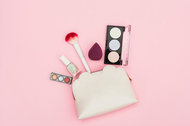 makeup pouch/freepik.com Salah satu elemen penting untuk dibawa ketika traveling, terutama untuk kaum perempuan.