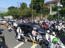 Long March Ikuti Habib Rizieq, Massa Penuhi Jalur Puncak