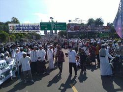 Padati Simpang Gadog, Massa Sambut Kedatangan Habib Rizieq