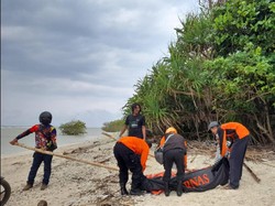 Mayat Pria Mengambang di Pantai Sukabumi, Petugas Temukan STNK-Ponsel