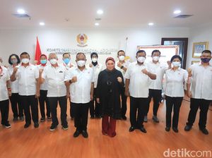 KONI Pusat Beri Penghargaan kepada Ayahanda Melly Goeslaw KONI Pusat Beri Penghargaan kepada Ayahanda Melly Goeslaw