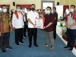 Mensos Serahkan Bantuan Sembako Presiden