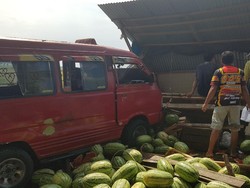 Mikrolet Seruduk Lapak Semangka di Polman, Penjual Syok