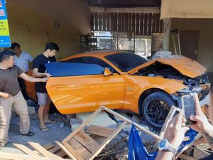 Mobil Ford Mustang Tabrak Warung Bakmi Ngebut, Pengemudi Mahasiswa Mobil Ford Mustang Tabrak Warung Bakmi Ngebut, Pengemudi Mahasiswa