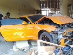 Tabrak Warung Bakmi di Bangka, Mobil Ford Mustang Ringsek