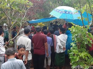 Momen Pemakaman Anggota DPRD Malang yang Meninggal Kecelakaan