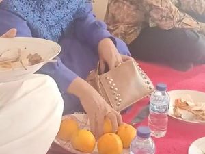 Ngakak! Ibu-ibu Ini Gasak Jeruk di Rumah Orang Dimasukkan Tas