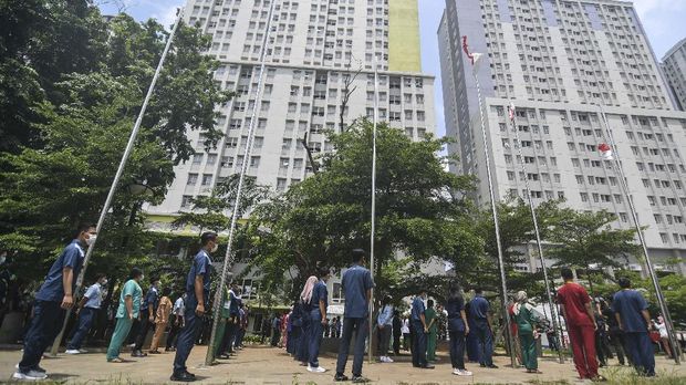 Sejumlah tenaga kesehatan dan non tenaga kesehatan menghadiri peringatan Hari Kesehatan Nasional (HKN) ke-56 di Rumah Sakit Darurat COVID-19 Wisma Atlet Kemayoran di Jakarta, Kamis (12/11/2020). Dalam peringatan tersebut Kementerian Kesehatan mengajak masyarakat untuk memperingatinya dengan gerakan tepuk tangan selama 56 detik, sebagai bentuk apresiasi kepada para tenaga kesehatan dan masyarakat yang melaksanakan protokol kesehatan untuk mencegah penularan COVID-19. ANTARA FOTO/M Risyal Hidayat/wsj.