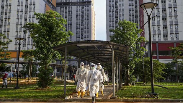 Sejumlah petugas tenaga kesehatan bersiap untuk didekontaminasi usai bertugas di Rumah Sakit Darurat COVID-19 Wisma Atlet Kemayoran di Jakarta, Kamis (12/11/2020). Perkembangan data per 12 November 2020 menunjukkan penambahan kasus positif baru sebanyak 4.173 orang dengan total kasus terkonfirmasi COVID-19 mencapai angka 452.291 sementara jumlah pasien yang telah sembuh dari Corona sebanyak 382.084. Sedangkan total pasien yang meninggal dunia sebanyak 14.933 orang. ANTARA FOTO/M Risyal Hidayat/nz