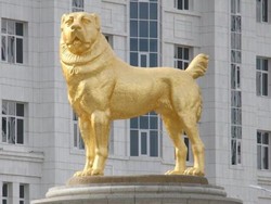 Presiden Turkmenistan Buat Patung Anjing Raksasa dari Emas Setinggi 6 Meter