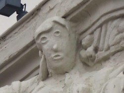 Direstorasi, Patung Ini Malah Jadi Aneh