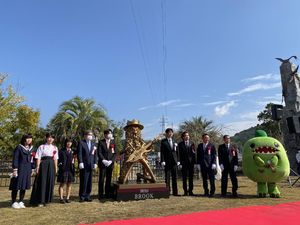 Patung Tony Tony Chopper dan Brook Bertengger di Kampung Halaman Eiichiro Oda Patung Tony Tony Chopper dan Brook Bertengger di Kampung Halaman Eiichiro Oda