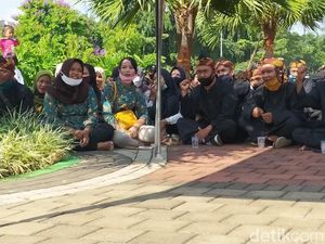 Alus! Pedagang di Alun-alun Ciamis Kini Berjualan Pakai Baju Pangsi