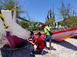 Pemkot Bantu Pengecatan Perahu Nelayan Kenjeran yang Rusak Diterjang Ombak