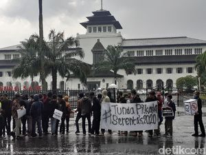 Demo di Gedung Sate, Pemuda Bandung Desak Pilkada Serentak Ditunda