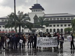 Demo di Gedung Sate, Pemuda Bandung Desak Pilkada Serentak Ditunda