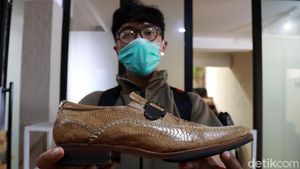 Raup Untung dari Sepatu Kulit Ceker Ayam