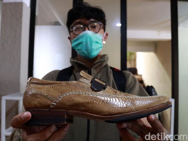 Raup Untung dari Sepatu Kulit Ceker Ayam