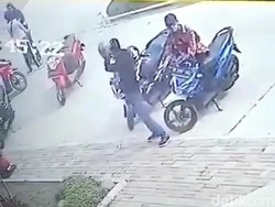 Terekam CCTV, Pencuri Motor Beraksi di Masjid Ciparay Bandung