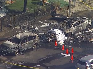 Pesawat Jatuh di Permukiman California, Pilotnya Tewas