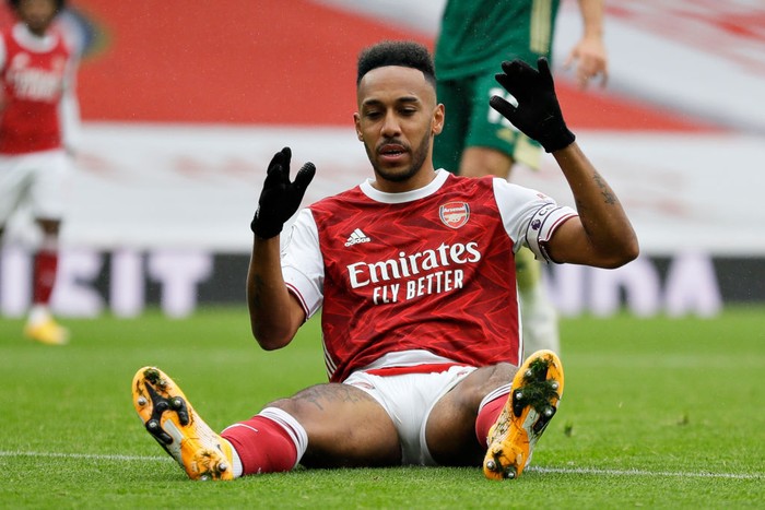 LONDON, ENGLAND - OCTOBER 04: Pierre-Emerick Aubameyang of Arsenal reacts after a missed chance during the Premier League match between Arsenal and Sheffield United at Emirates Stadium on October 04, 2020 in London, England. Sporting stadiums around the UK remain under strict restrictions due to the Coronavirus Pandemic as Government social distancing laws prohibit fans inside venues resulting in games being played behind closed doors. (Photo by Kirsty Wigglesworth - Pool/Getty Images)