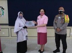 Kapolda Kalteng Beri Penghargaan ke Guru TK Terbaik se-Kalteng