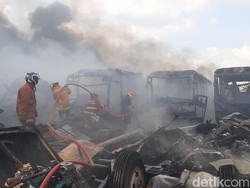 Ini Dugaan Pemicu Kebakaran Puluhan Bangkai Bus Transjakarta di Bogor