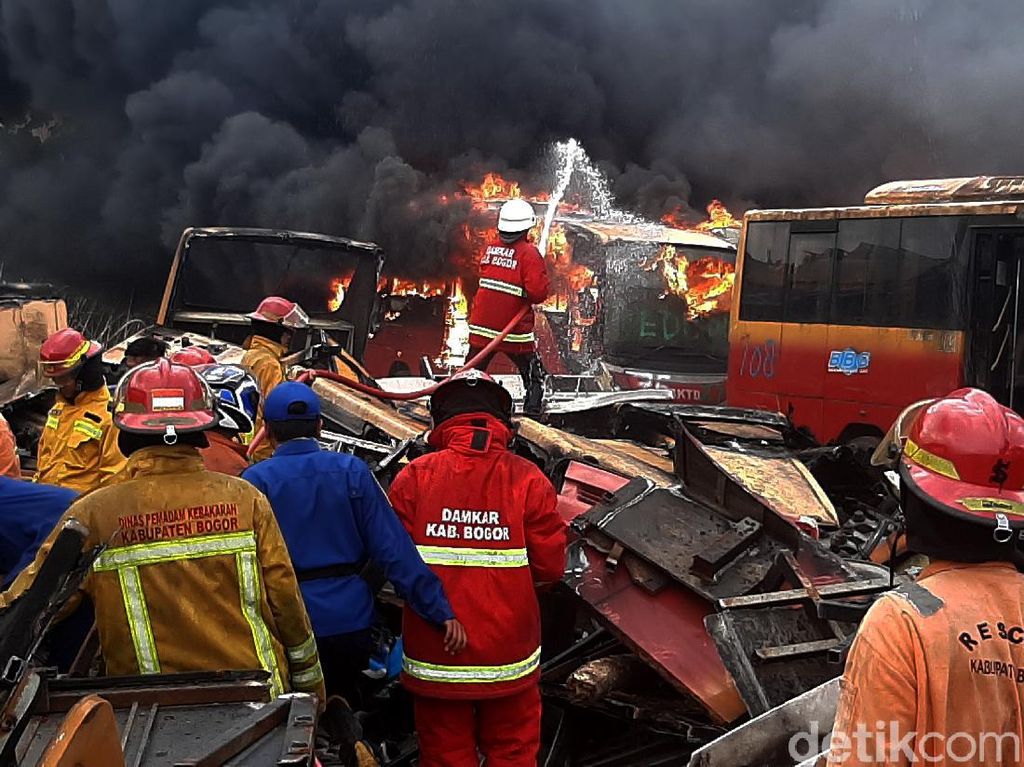 Puluhan Bangkai Bus TransJ di Bogor Terbakar Puluhan Bangkai Bus TransJ di Bogor Terbakar