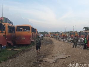 Sebagian Terbakar, Total 200 Bangkai Bus Transjakarta Parkir di Bogor Sebagian Terbakar, Total 200 Bangkai Bus Transjakarta Parkir di Bogor