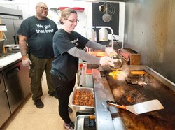 Restoran Ini Tawarkan Makanan Gratis untuk Para Pendukung Donald Trump