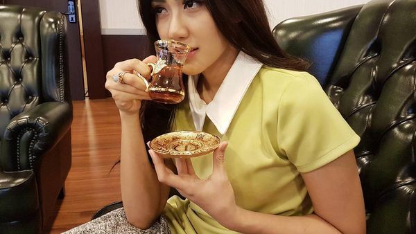 Rey Utami Sering Pamer Ngeteh Santai di Instagram