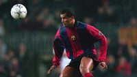Sebelumnya lagi adal Rivaldo, yang juga membawa beberapa gelar di Barcelona dengan nomor 10 di punggungnya. (Foto: (Getty Images/Phil Cole)