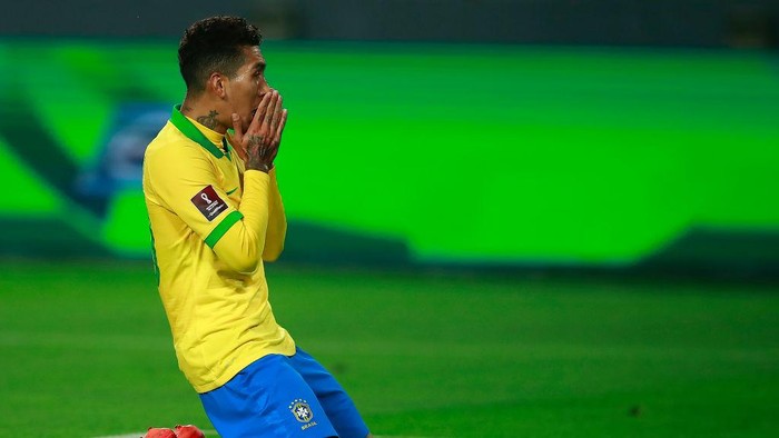 LIMA, PERU - OCTOBER 13: Roberto Firmino of Brazil reacts after missing a chance of goal during a match between Peru and Brazil as part of South American Qualifiers for Qatar 2022 at Estadio Nacional de Lima on October 13, 2020 in Lima, Peru. (Photo by Daniel Apuy/Getty Images)