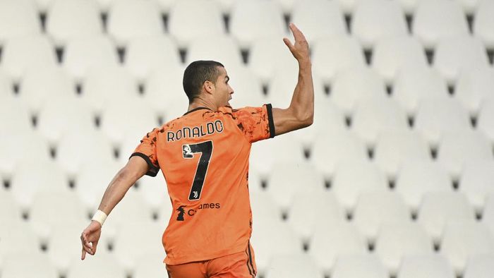 Ronaldo Juventus Cristiano Ronaldo celebrates after scoring his sides 2nd goal during the Serie A soccer match between Spezia and Juventus, at the Dino Manuzzi Stadium in Cesena, Italy, Sunday, Nov. 1, 2020. (Massimo Paolone/LaPresse via AP)