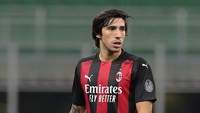 6. Dengan valuasi 32 juta euro, Sandro Tonali (AC Milan) tampil di starting XI ini sebagai regista. (Foto: Emilio Andreoli/Getty Images)