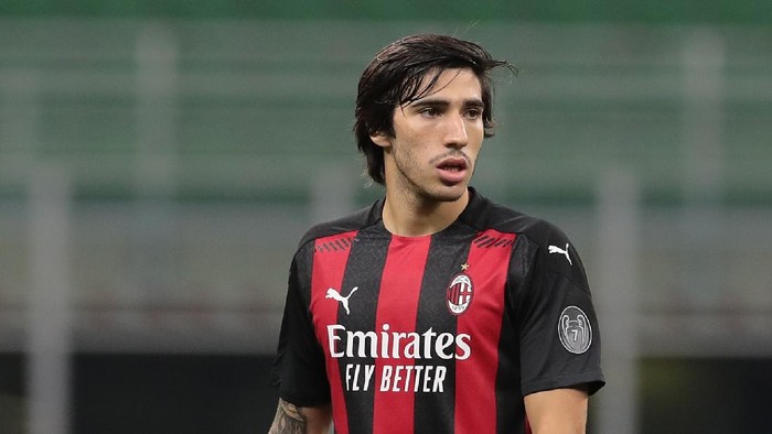 MILAN, ITALY - SEPTEMBER 24:  Sandro Tonali of AC Milan looks on during the UEFA Europa League third qualifying round match between AC Milan and Bodo Glimt at Stadio Giuseppe Meazza on September 24, 2020 in Milan, Italy.  (Photo by Emilio Andreoli/Getty Images)