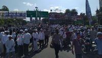 Potret Santri Kumpul di Simpang Gadog Jelang Ceramah Habib Rizieq