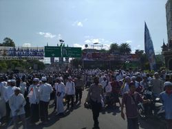 Potret Santri Kumpul di Simpang Gadog Jelang Ceramah Habib Rizieq