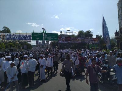 Potret Santri Kumpul di Simpang Gadog Jelang Ceramah Habib Rizieq