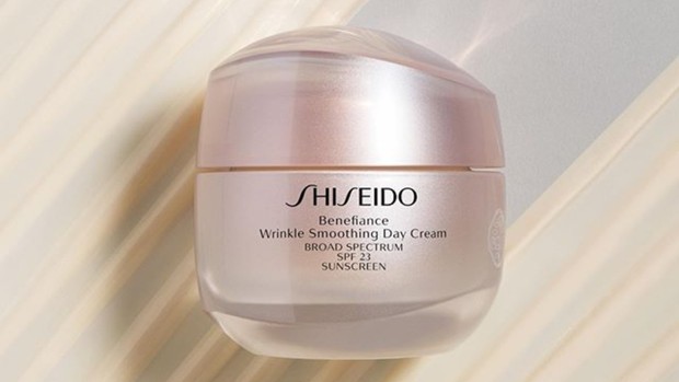 Shiseido Benefiance Wrinkle Smoothing Day Cream SPF 23 adalah salah satu krim anti-aging pilihan terbaik untuk menyamarkan kerutan wajah