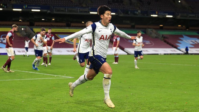 BURNLEY, ENGLAND - OCTOBER 26: Son Heung-Min of Tottenham Hotspur celebrates after scoring his teams first goal  during the Premier League match between Burnley and Tottenham Hotspur at Turf Moor on October 26, 2020 in Burnley, England. Sporting stadiums around the UK remain under strict restrictions due to the Coronavirus Pandemic as Government social distancing laws prohibit fans inside venues resulting in games being played behind closed doors. (Photo by Lindsey Parnaby - Pool/Getty Images)