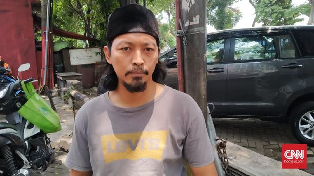 Penjual bensin di bilangan Kalibata, Jakarta Selatan, Duta (37) setuju dengan RUU Minuman Beralkohol. Menurutnya, minuman keras jelas merusak tubuh sehingga perlu ada pelarangan yang lebih tegas.
