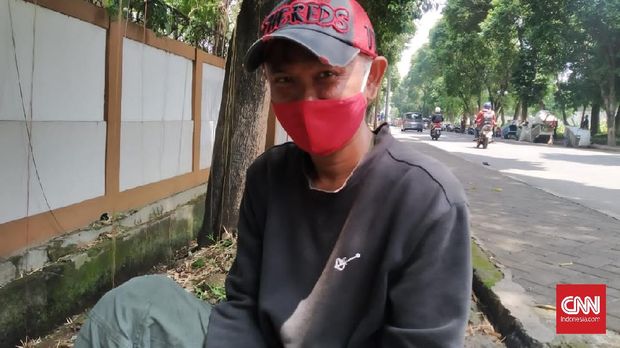 Penjual bensin di wilayah Kalibata, Jakarta, Sugi (43) tak setuju jika orang yang mengonsumsi minuman keras diberi hukuman pidana seperti diatur dalam RUU Larangan Minuman Beralkohol.