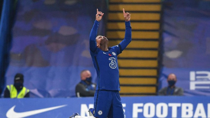 LONDON, ENGLAND - NOVEMBER 07: Thiago Silva of Chelsea celebrates after scoring his teams third goal during the Premier League match between Chelsea and Sheffield United at Stamford Bridge on November 07, 2020 in London, England. Sporting stadiums around the UK remain under strict restrictions due to the Coronavirus Pandemic as Government social distancing laws prohibit fans inside venues resulting in games being played behind closed doors. (Photo by Ben Stansall - Pool/Getty Images)