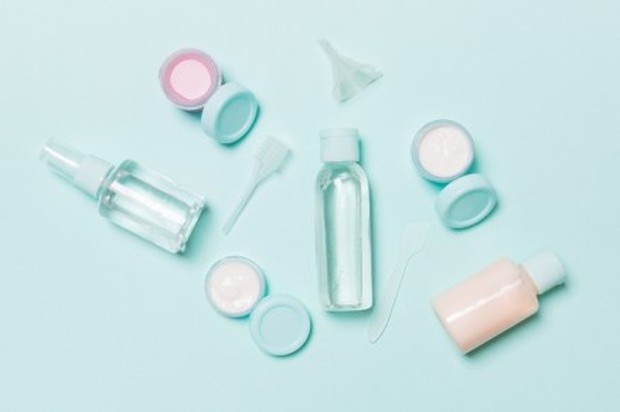 travel size product/freepik.com Guna nya untuk menghemat tas atau koper yang kamu akan bawa.