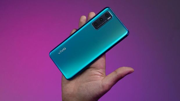 Vivo V20 SE memiliki varian warna baru Aquamarine Green. Kelir baru ini menghadirkan desain yang segar dan stylish.